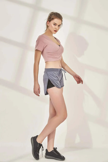 T-shirt croisé blanc de yoga, coupe moderne et confortable, vue de profil