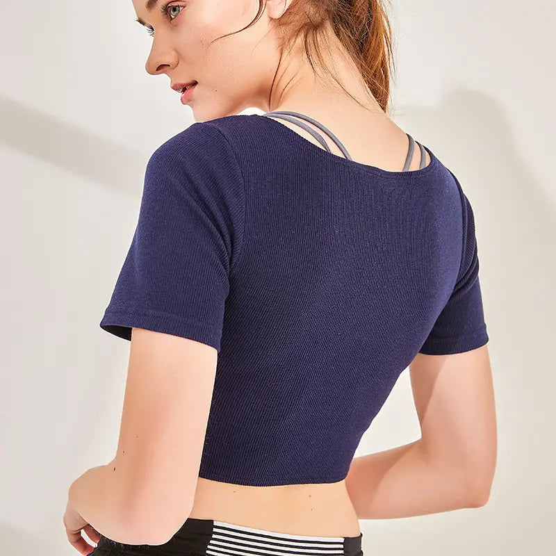 Mannequin portant le t-shirt croisé de yoga, coupe tendance et décolleté en V