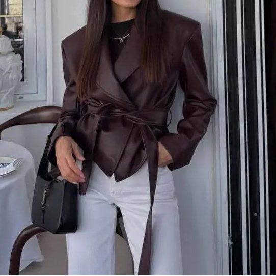 Veste en cuir vegan bordeaux femme SecretBombe, coupe structurée et taille ceinturée