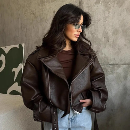 Veste biker chocolat coupe ample portée avec un jean large – SecretBombe