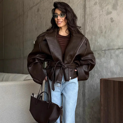 « Veste femme chocolat, coupe loose ample avec ceinture, finition style cuir, manches longues, style city chic moderne, disponible S à L. »