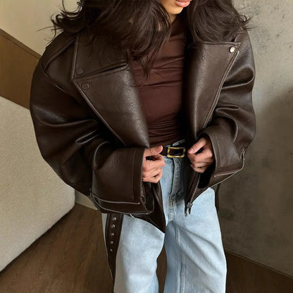 « Veste loose femme en fibre polyester, finition style cuir chocolat, confortable et élégante, ceinture à nouer. »