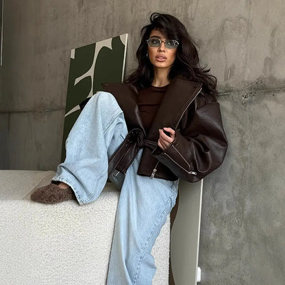 Femme portant une veste oversize marron chocolat avec jean bleu clair – SecretBombe