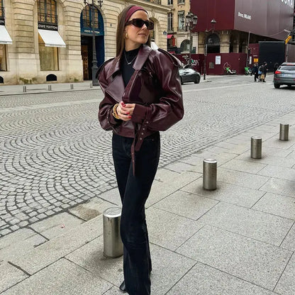 Veste courte femme bordeaux, coupe ajustée, manches longues, fermeture à boucle, style élégant et moderne.