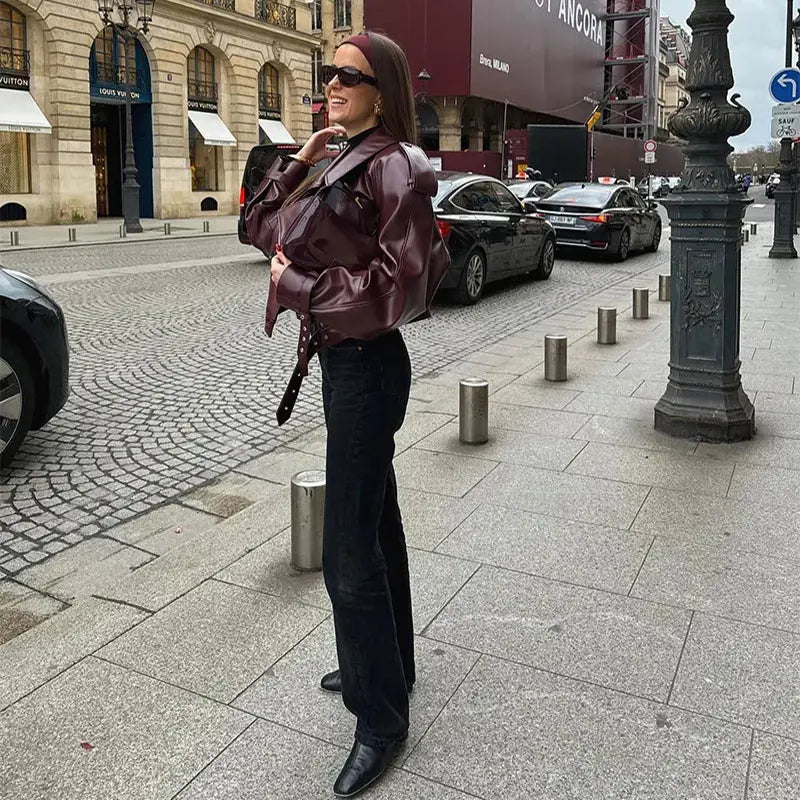 Veste courte bordeaux, coupe ajustée, manches longues, finition boucle, vêtement femme moderne et élégant.