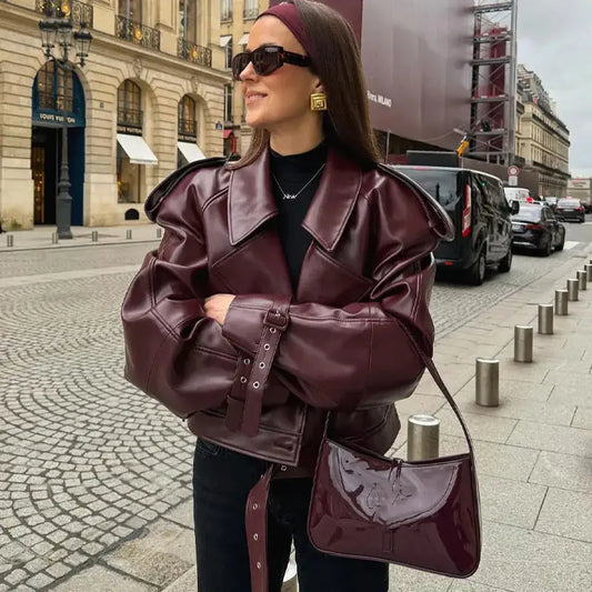 Veste courte élégante à coupe ajustée avec manches longues et fermeture à boucle, idéale pour un look chic
