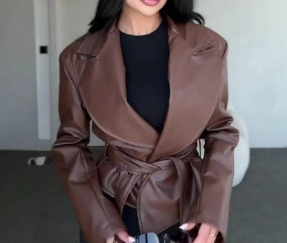 Veste en cuir vegan marron femme SecretBombe portée dans un look chic et moderne