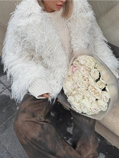 Veste blanche effet plumes vue de face, chic et tendance pour femme
