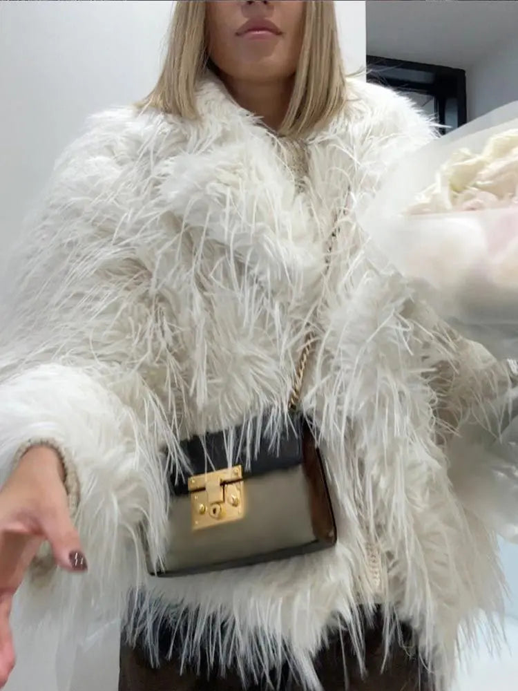 Gros plan sur la texture duveteuse et la finition originale  de la veste blanche