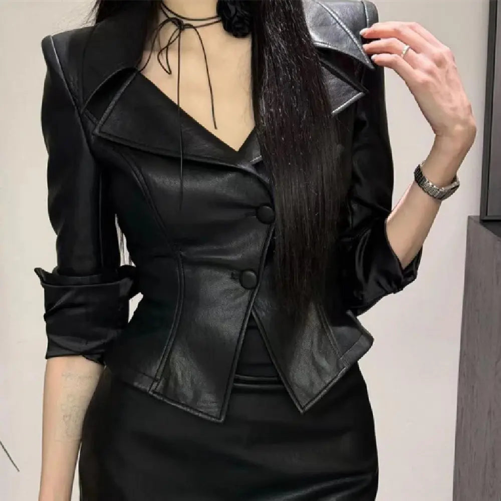 Veste noire pour femme au style urbain chic et élégant, coupe cintrée moderne.