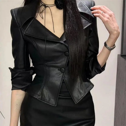 Veste noire pour femme au style urbain chic et élégant, coupe cintrée moderne.