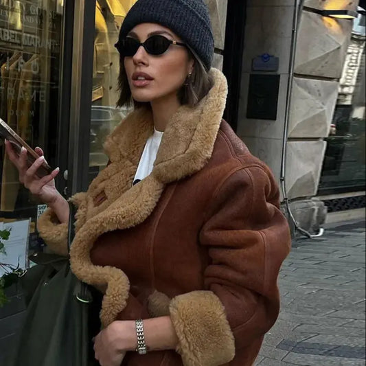 Veste doublée fausse fourrure marron vue de face, manches trois-quarts, style urbain pour femme