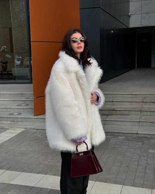 Veste effet fourrure blanche  mi-longue style street fashion, portée en ville