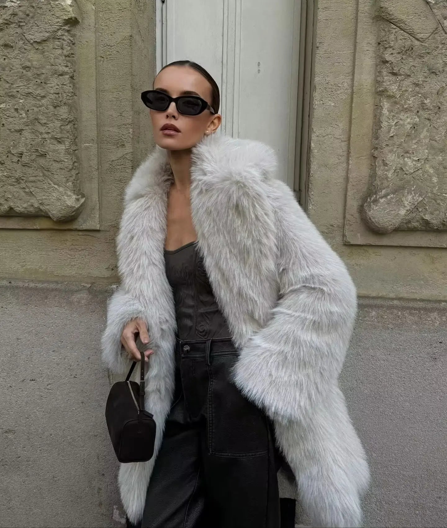 Veste mi-longue gris clair en matière douce effet fourrure avec poches intégrées