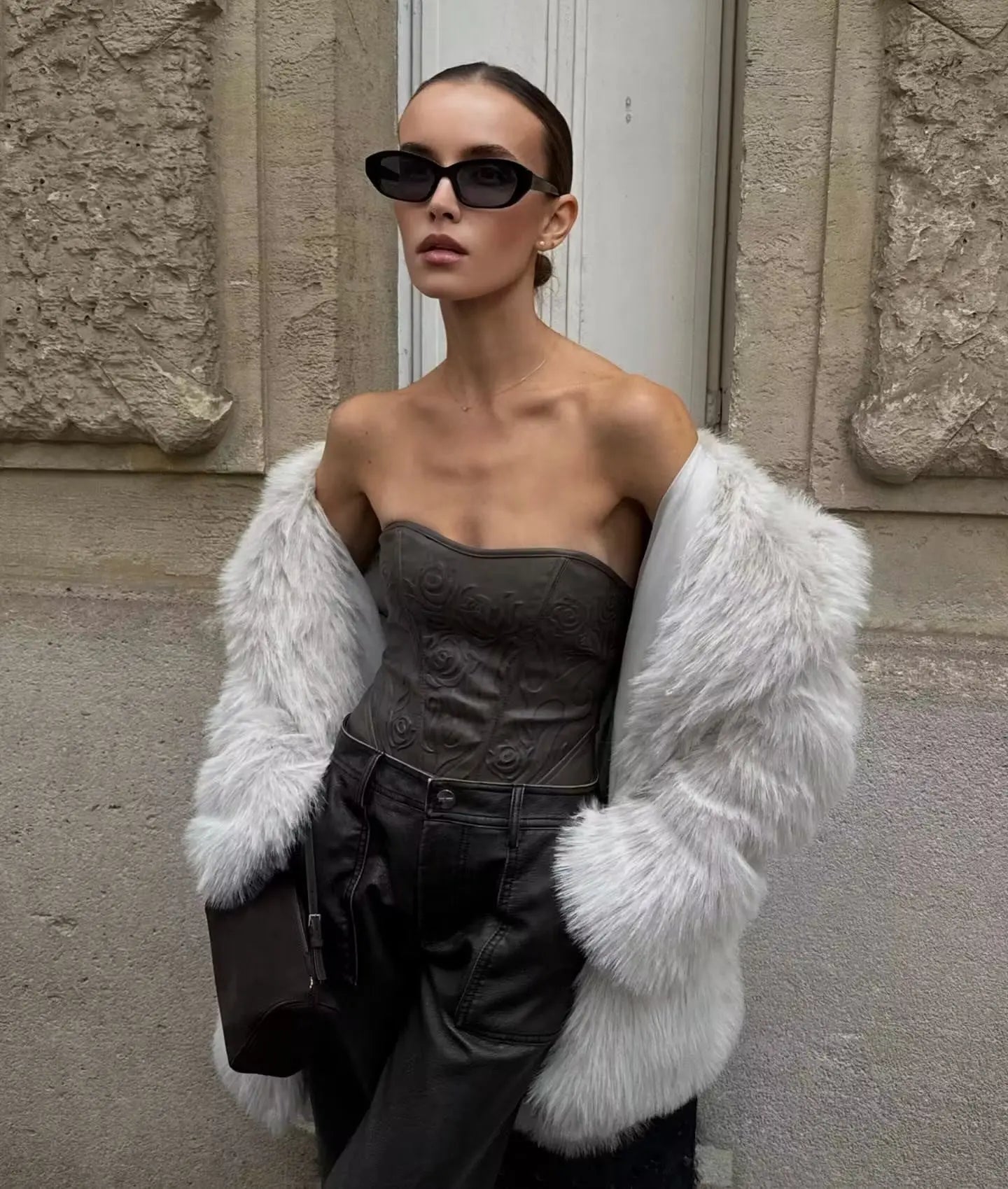 Gros plan sur la matière douce et luxueuse de la veste effet fourrure tendance