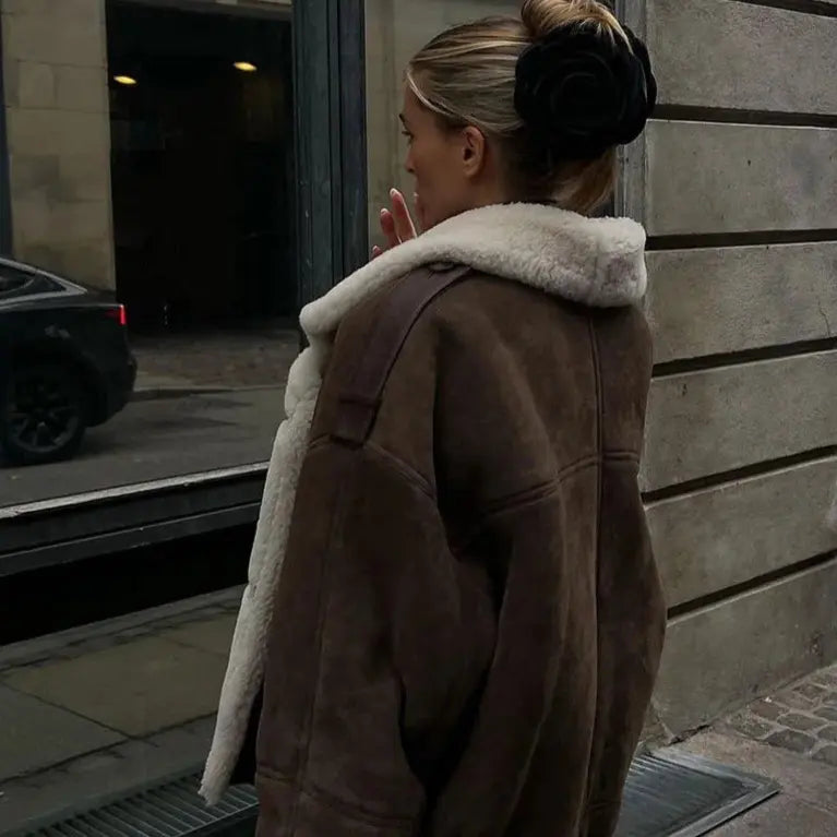 Veste marron stylisée avec pantalon urbain et accessoires chic
