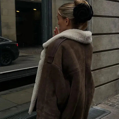 Veste marron stylisée avec pantalon urbain et accessoires chic