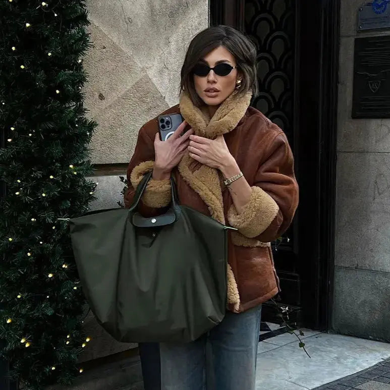 Veste marron vue de profil, coupe moderne et manches trois-quarts