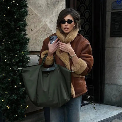 Veste marron vue de profil, coupe moderne et manches trois-quarts