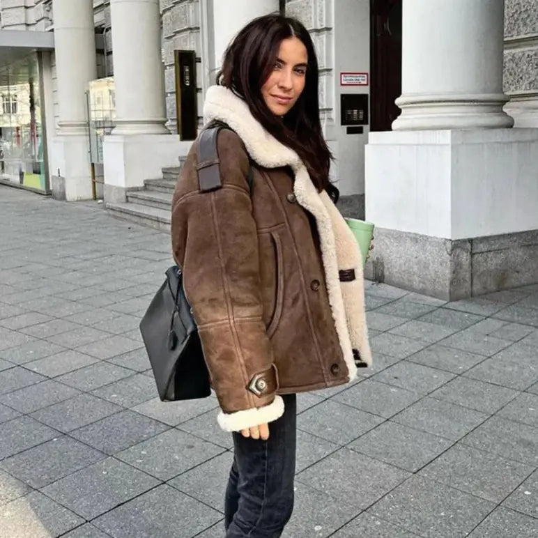 Zoom sur la matière polyester et finition robuste de la veste marron