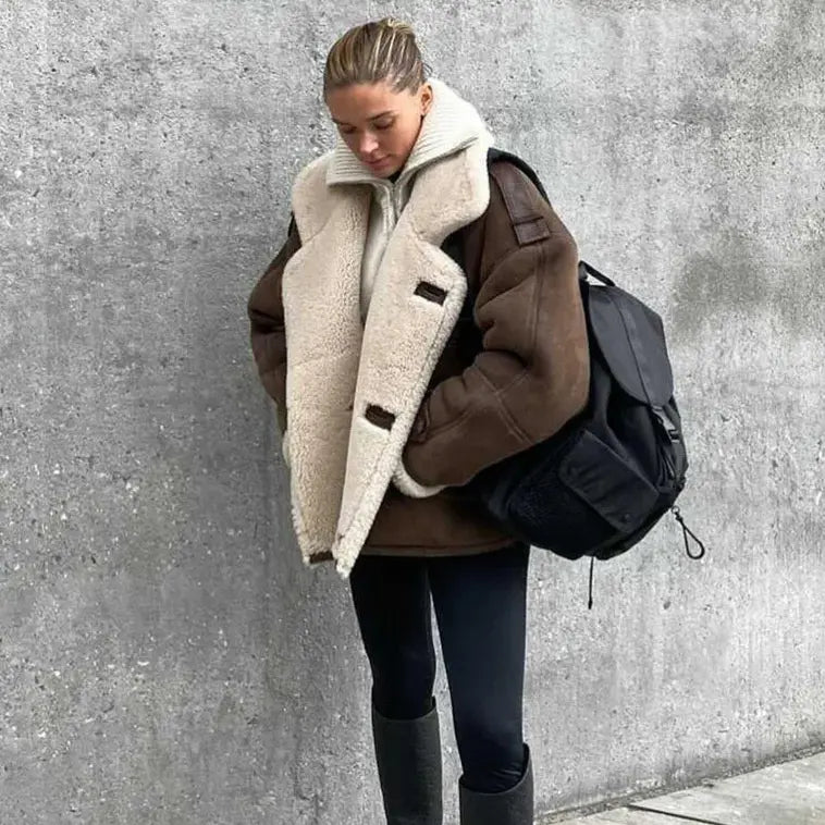 Veste chocolat vue de profil, col montant et fermeture boutonnage