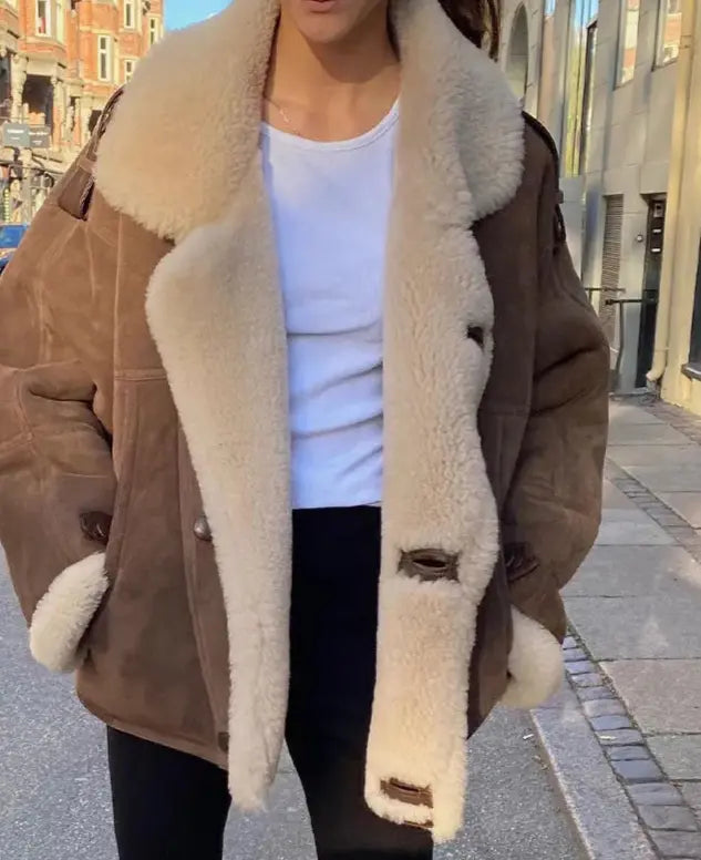 Zoom sur la matière polyester et effet usé de la veste chocolat