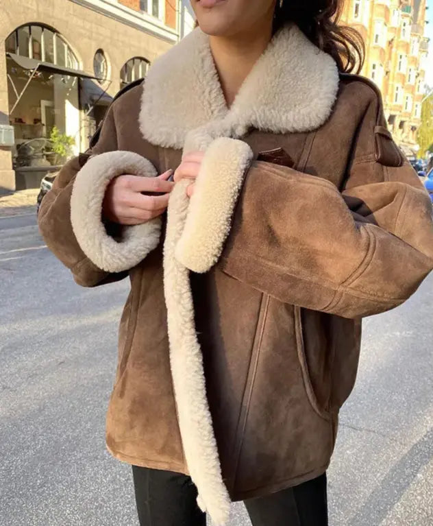 Veste chocolat stylisée pour un look tendance et urbain en hiver