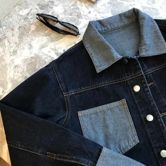 « Veste en jean femme loose avec détails contrastés, vue de face »