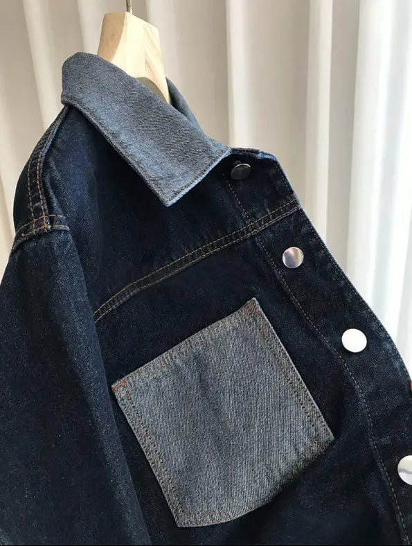 « la veste en jean loose avec coutures visibles et poches plaquées »