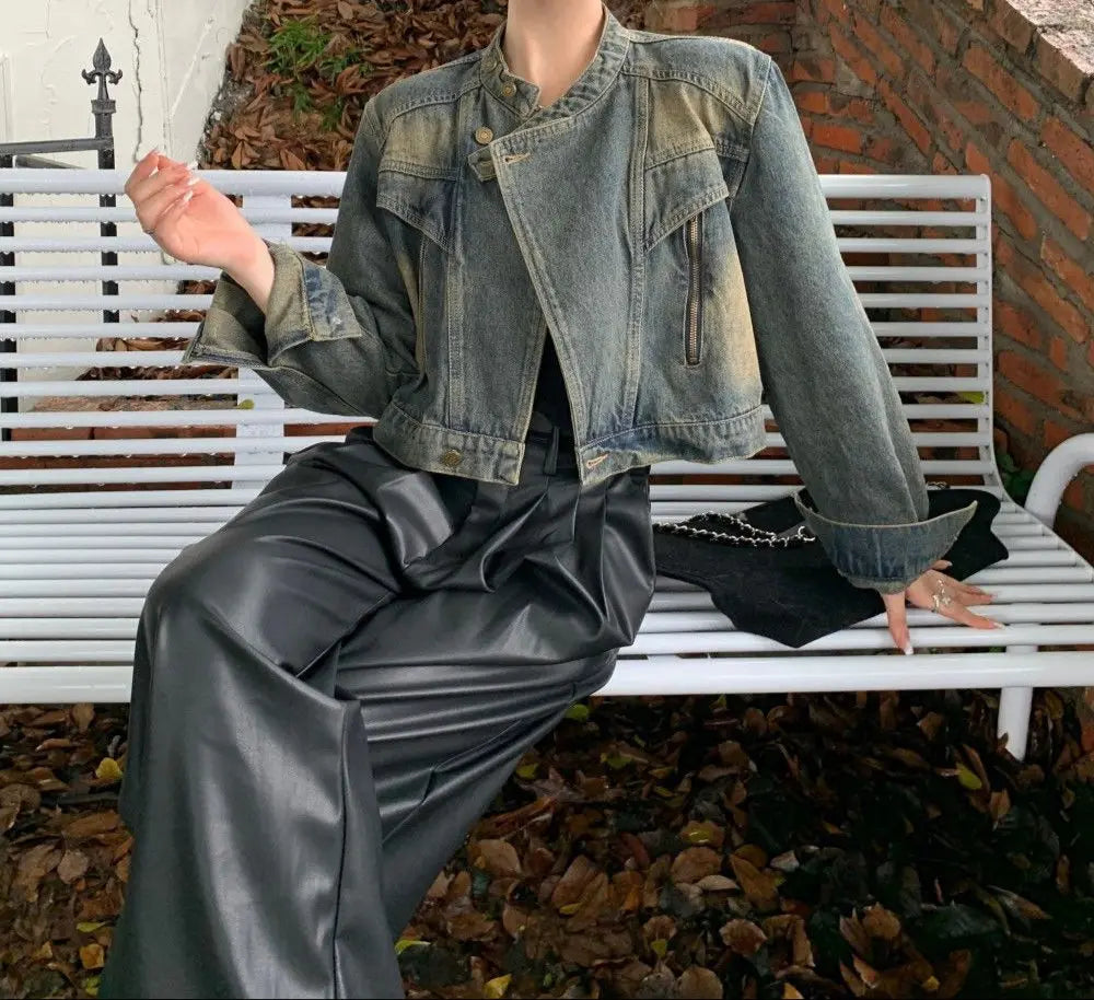 « Veste vintage en denim vieilli, coupe courte, col mao et manches longues, vue de face »