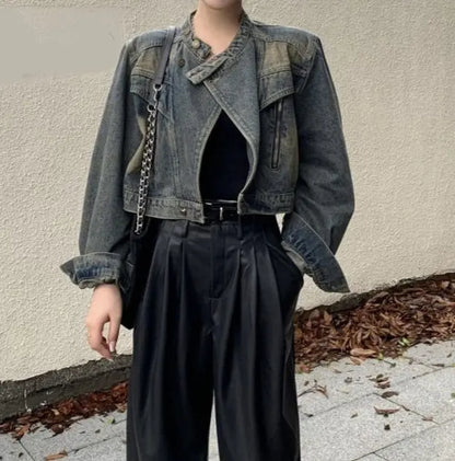 « modèle portant une veste en denim vintage coupe courte »