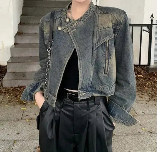 « Fermeture à boutons en métal de la veste en denim »