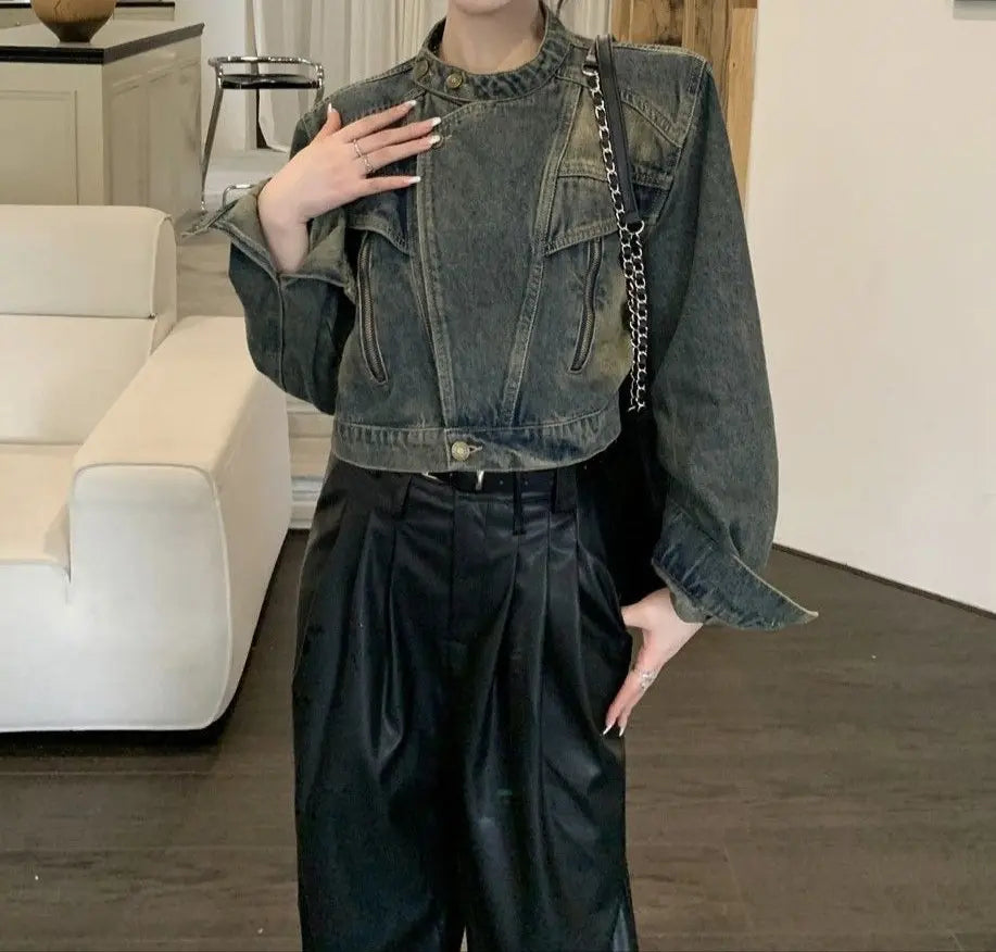 « Gros plan du col mao de la veste vintage en denim vieilli »