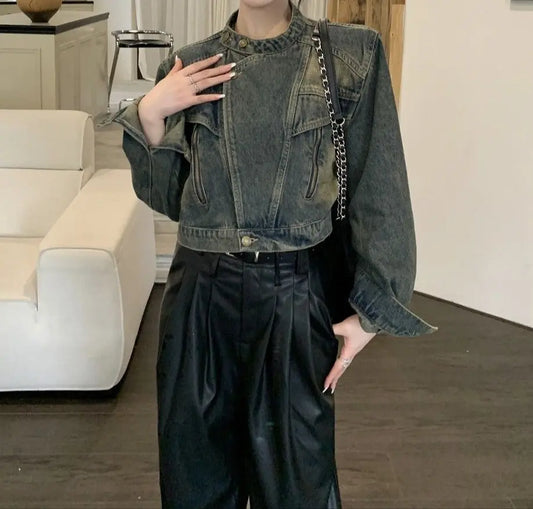 « Gros plan du col mao de la veste vintage en denim vieilli »