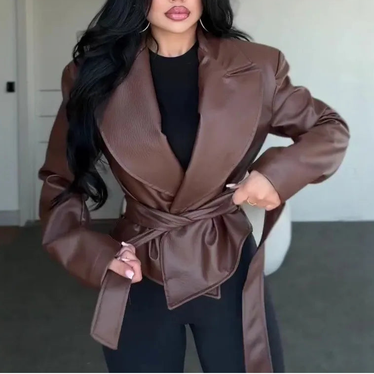 Veste en cuir vegan marron ceinturée femme SecretBombe, style moderne et féminin