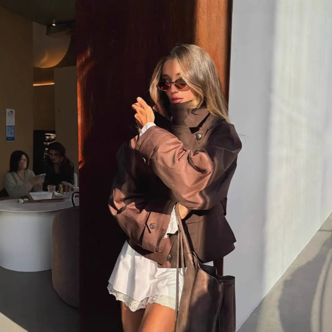 Tenue féminine élégante avec veste marron et robe blanche SecretBombe