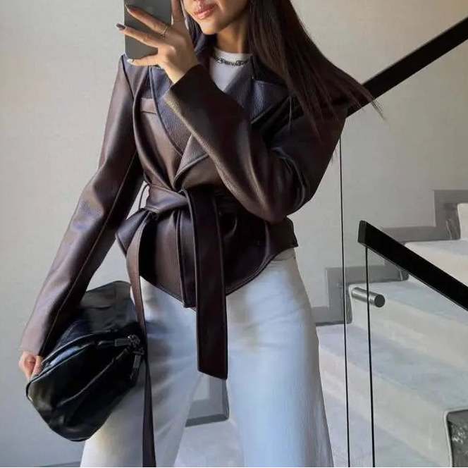 Veste en cuir vegan bordeaux ceinturée femme SecretBombe, coupe élégante et tendance