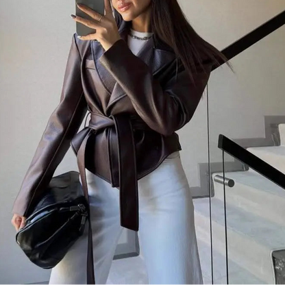 Veste en cuir vegan bordeaux ceinturée femme SecretBombe, coupe élégante et tendance