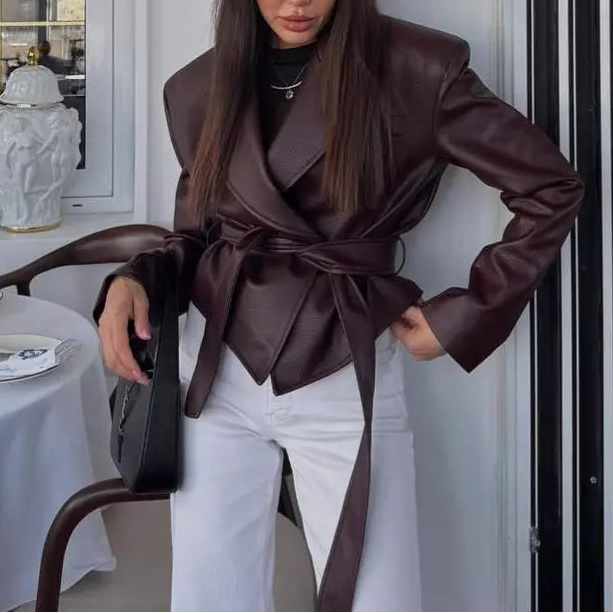Veste en cuir vegan bordeaux femme SecretBombe, modèle élégant avec ceinture