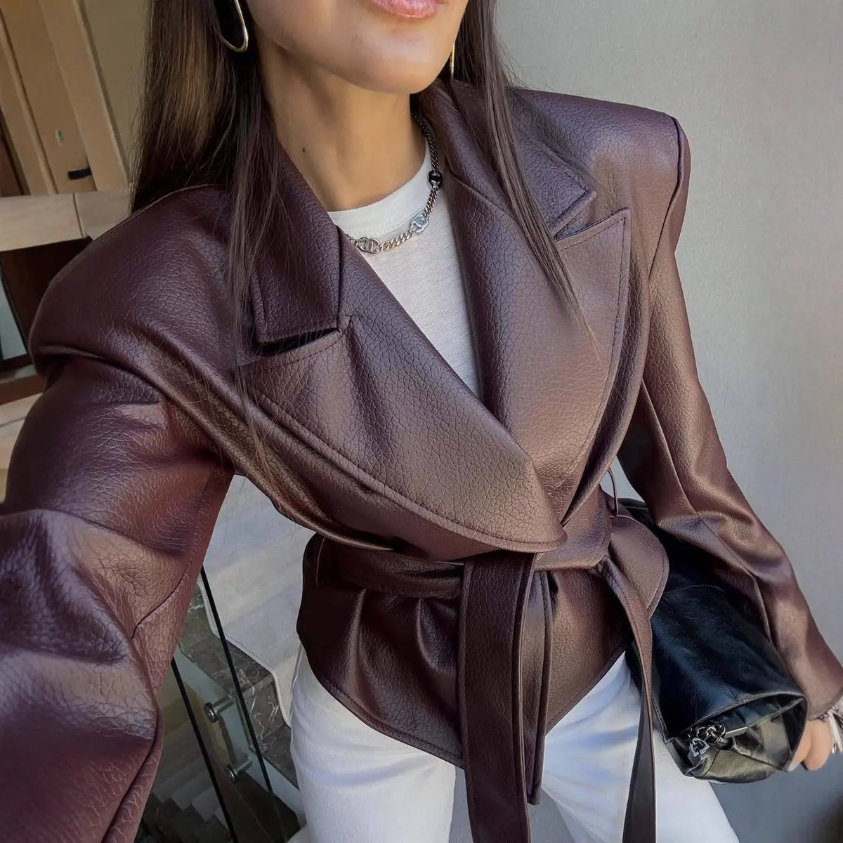 Veste en cuir vegan bordeaux femme SecretBombe, coupe ceinturée chic et élégante