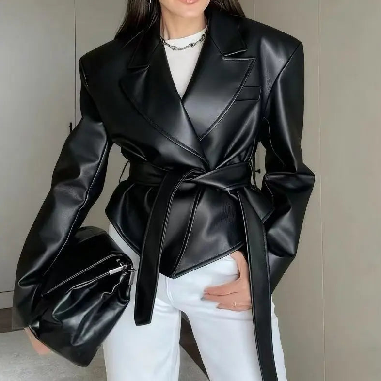 Veste en cuir vegan noire femme SecretBombe, coupe ceinturée chic et moderne