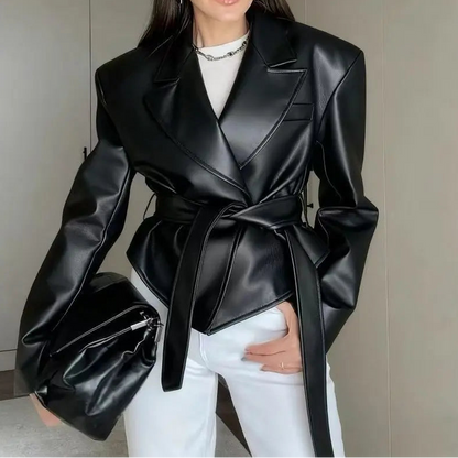 Veste en cuir vegan noire femme SecretBombe, coupe ceinturée chic et moderne