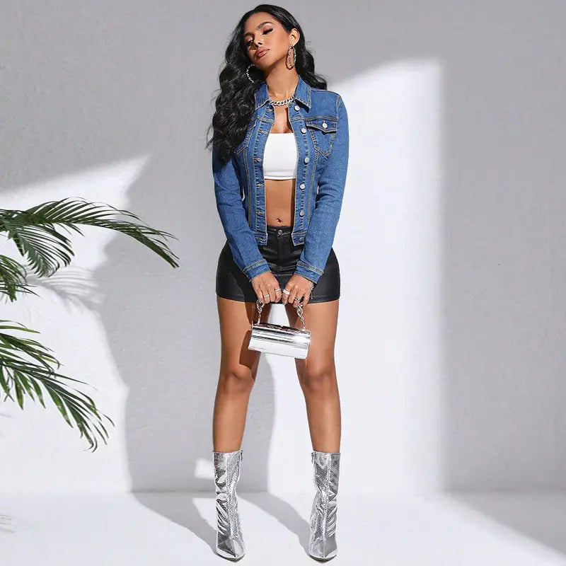 « Modèle marchant avec veste streetwear en denim, style urbain décontracté »