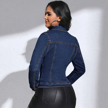 « Modèle portant la veste streetwear en denim, vue de dos »