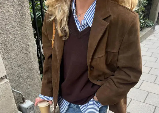 « Veste chic et intemporelle pour femme, finition suédine marron, manches longues, idéale pour un style rétro et élégant. »