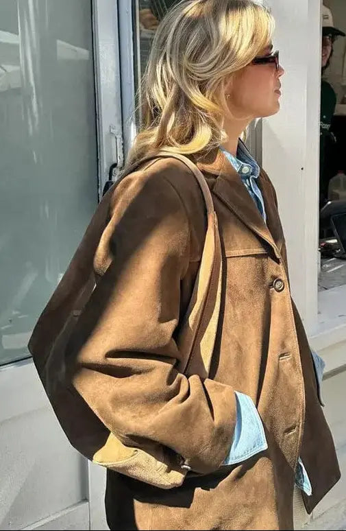 « Veste femme en suédine marron, coupe classique, style rétro, manches longues, look élégant et décontracté. »