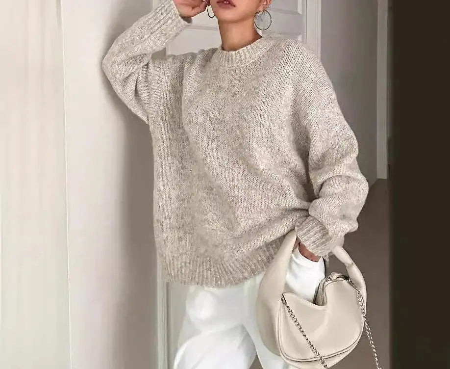 Détail de finition raffinée du pull en maille polyester douce et légère.