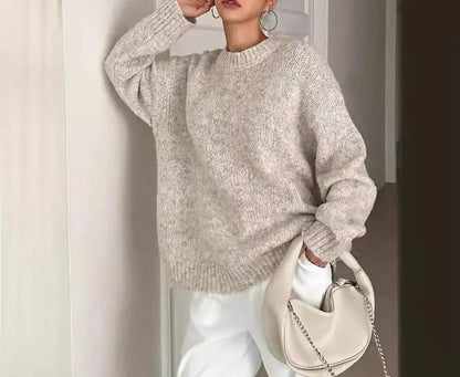 Détail de finition raffinée du pull en maille polyester douce et légère.